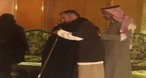 فيديو مؤثر .. لحظة لقاء اليمنيين العائدين من جوانتانامو بعائلاتهم في المملكة