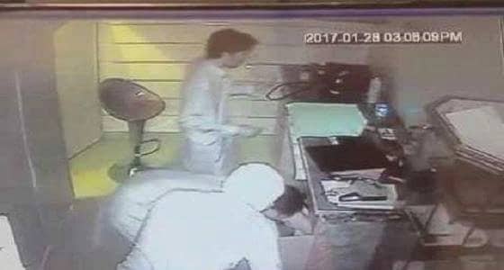 بالفيديو.. لحظة اقتحام لصوص لمحل جوالات بالرياض