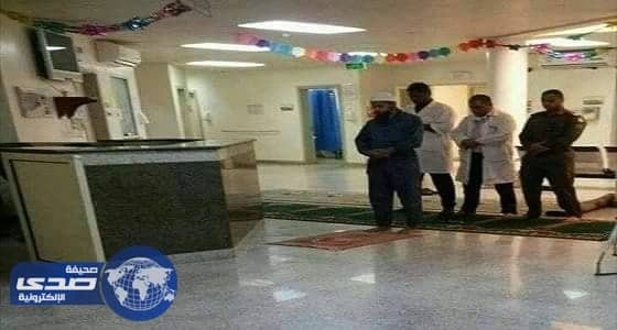 بالصورة.. ضابط وطبيبان يصلون خلف عامل نظافة تثير الإعجاب