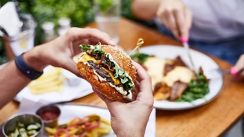 أطعمة يجب ألا تأكلها قبل الرحلة الجوية منها "الخضراوات"