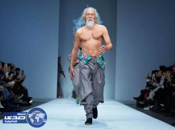 بالفيديو:..ثمانيني صيني يمتهن عرض الأزياء