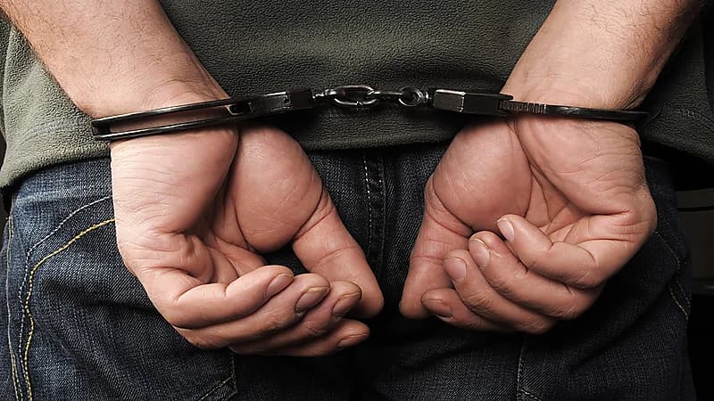 القبض على مفحط وبحوزته قارورة مسكر في ينبع