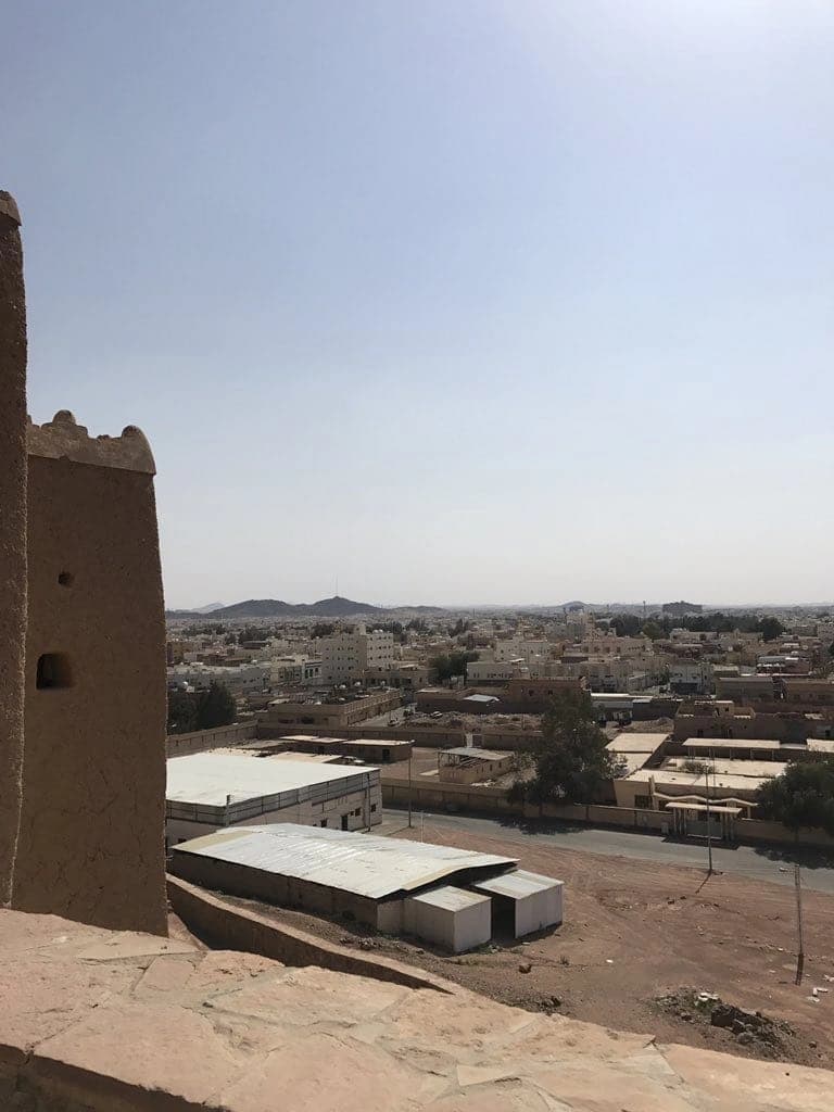 خطاب عاجل من أمير عسير لمحافظ مدينة تابعة للمنطقة بعد تذمر المواطنين