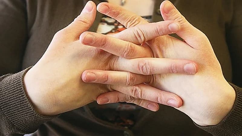 حقيقة تسبب طقطقة الأصابع في هشاشة العظام