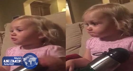 بالفيديو.. رد فعل طريف لطفلة على ضياع ديناصور من أمه بفيلم كارتون