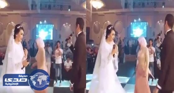 بالفيديو..عروس تضبط عريسها يٌعاكس فتاة بحفل زفافها