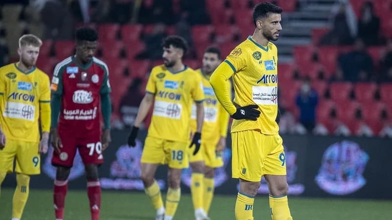 لحظة طرد لاعب الاتحاد بعد إشتباكه مع لاعب الخصم .. فيديو