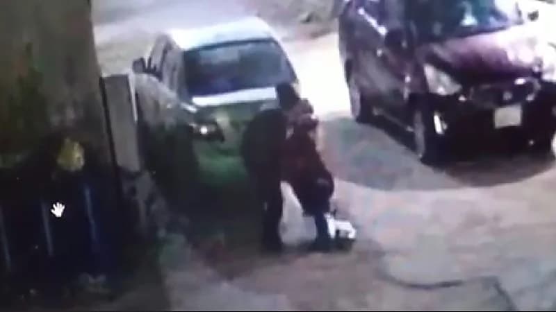 شاهد.. هجوم شخصين على أحد الأفراد بطريقة وحشية لسرقته