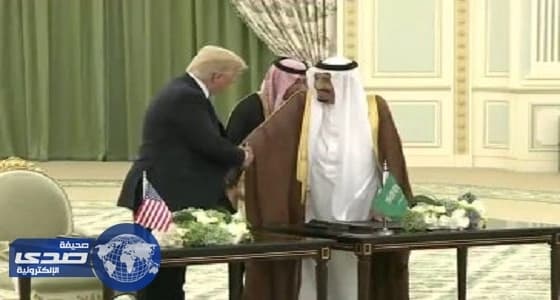 بالصور.. إخماد حريق اندلع في شاحنة محملة بالأعلاف بـ " تربة حائل "