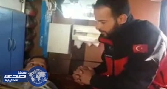 الطفل السوري صاحب فيديو " بابا شيلني " يصل تركيا ويروي تفاصيل إصابته