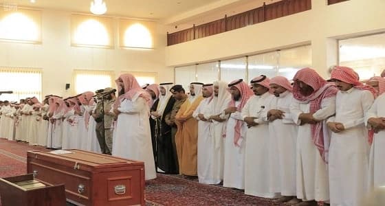 بالصور.. أهالي محافظة بارق يشيعون شهيد الواجب العريف " الربعي "