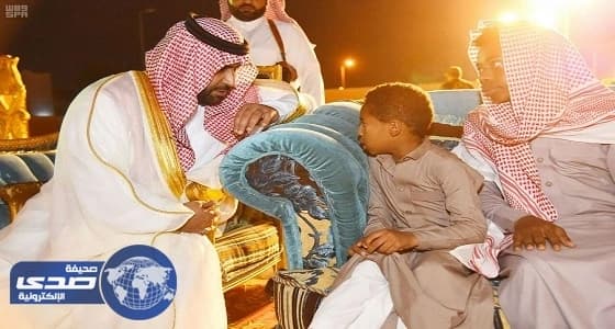 بالصور.. نائب أمير جازان ينقل تعازي القيادة لأسرة الشهيد الحدادي