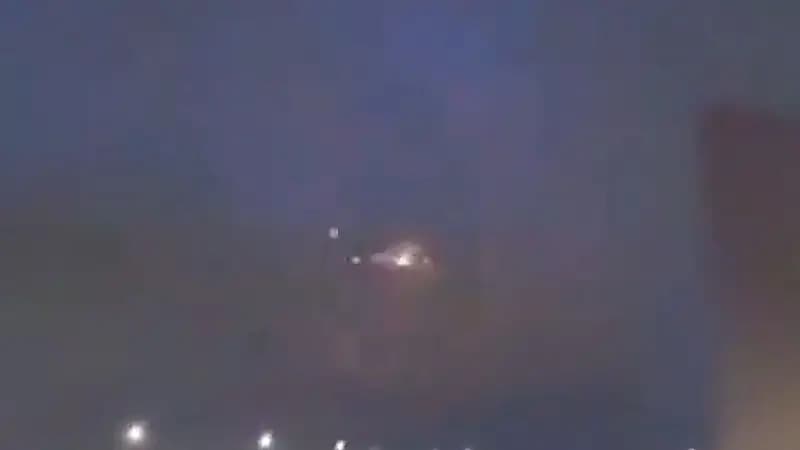 مشهد مروع لوميض يخرج من طائرة بعدما ضربها عطل في الجو .. فيديو