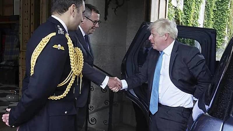 الملكة إليزابيث تقبل استقالة بوريس جونسون من رئاسة وزراء بريطانيا