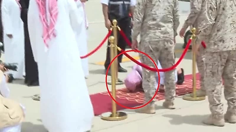 شاهد.. سجود أحد الأسرى السعوديين بعد عودته إلى أرض الوطن ضمن عملية تبادل الأسرى