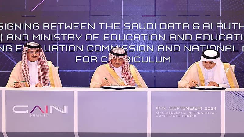 وزير التعليم يوقع 3 اتفاقيات في القمة العالمية للذكاء الاصطناعي