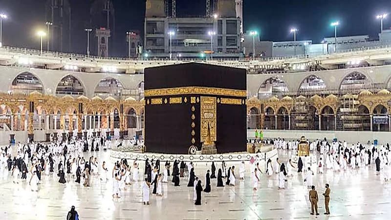 تجهيز الساحة الخارجية بالمسجد الحرام لأداء الصلاة لأول مرة منذ بدء الجائحة (فيديو)