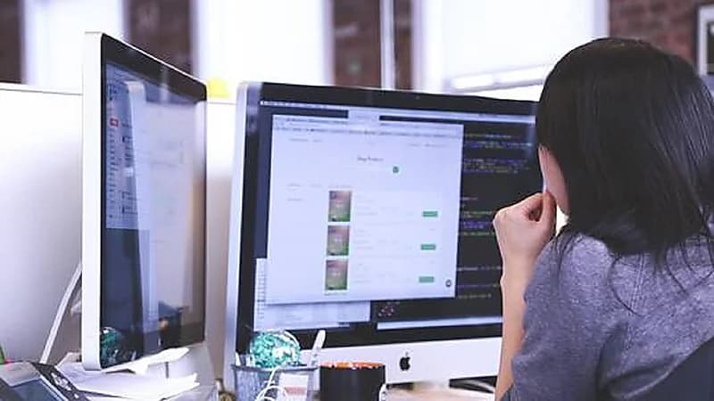 مختص يوضح مخاطر الجلوس لفترات طويلة على الساق