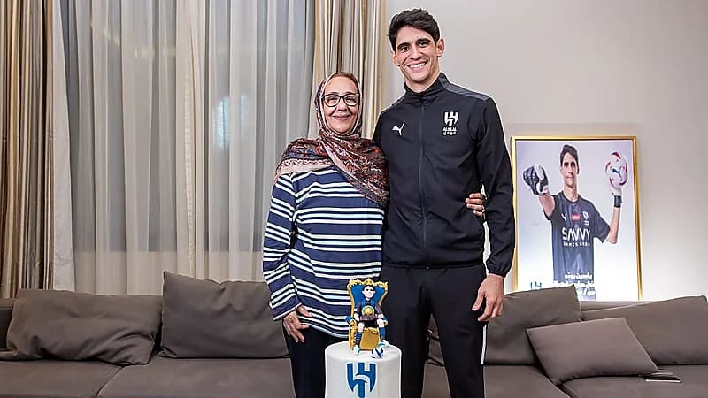 بونو يحتفل مع والدته بعد حصوله على جائزة أفضل حارس .. صور