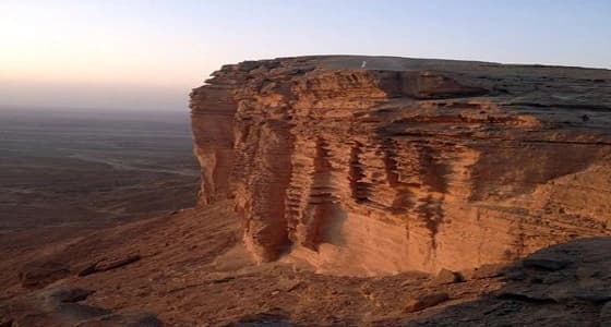 بالفيديو.. لحظة قفز مظلي من قمة " نهاية العالم "