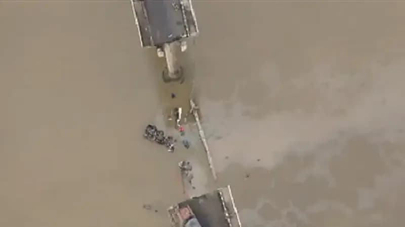 مصرع 10 أشخاص بعد انهيار جسر وسقوط مركبات في النهر.. فيديو