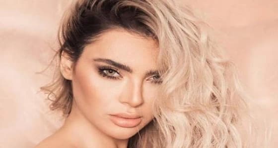 قمر تواجه النقد بصورها العارية