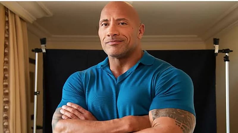 «ذا روك» يخضع لجلسة علاج بالحجامة (صورة)