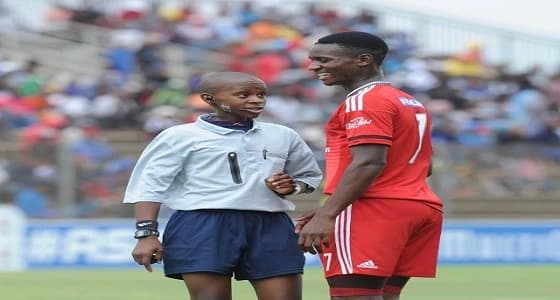 بالصور.. طفل يُحكِم مباراة بجنوب أفريقيا