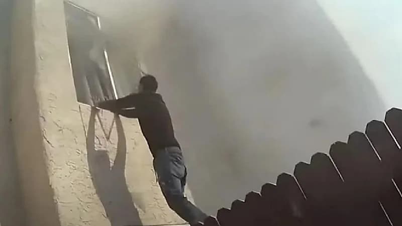 شاهد.. شاب يخاطر بحياته لإنقاذ طفلين من الموت حرقاً