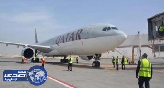 بالفيديو.. موظفو الطيران القطري يلقون أمتعة الركاب على الأرض