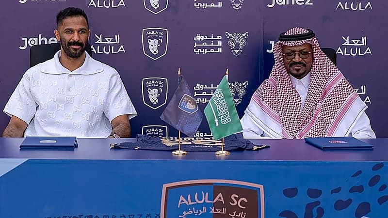 العُلا يوقع مع حارس الهلال محمد العويس .. فيديو