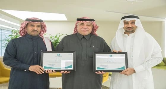 القصبي يكرم موظفين بالوزارة نظير تبرعهما بكليتيهما