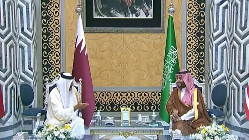 بالفيديو.. ولي العهد يستقبل أمير قطر في مطار جدة