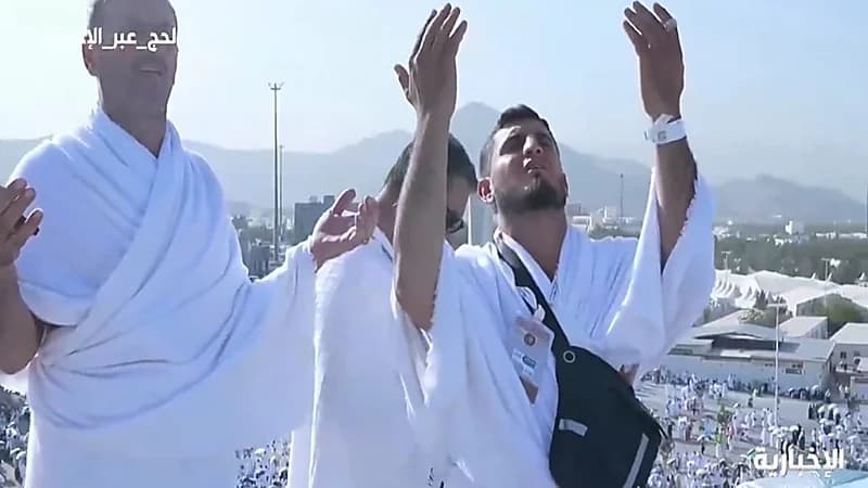 حجاج بيت الله الحرام يرفعون أيديهم تضرعا لله في جبل الرحمة.. فيديو