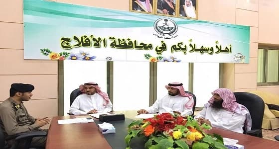 محافظ الأفلاج يدشّن حملة تفريج كربة " تراحم "