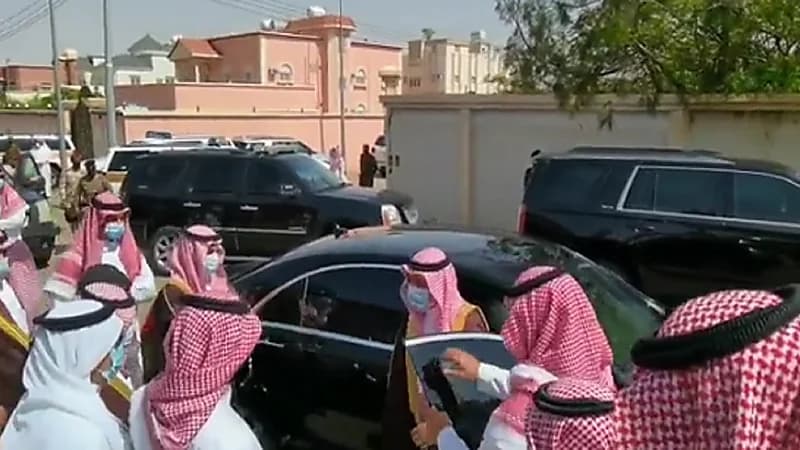 بالفيديو .. أمير نجران يواسي أسرة "آل منجم" في وفاة شابين