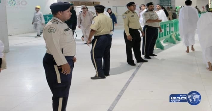 أمن الحرم يمنع تعبئة زمزم والجلوس بجوار السلالم الكهربائية بالمسجد الحرام