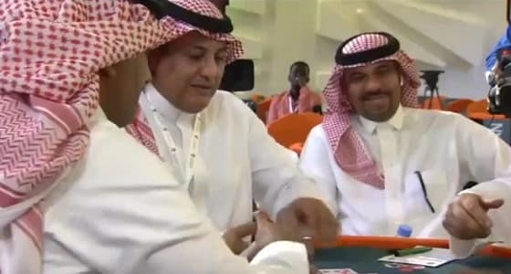 بالفيديو.. فؤاد أنور يشارك في أولى مسابقات بطولة " البلوت "