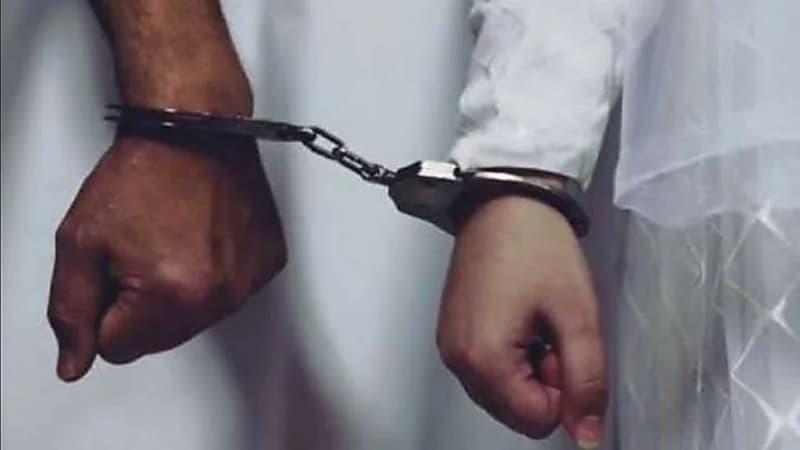 تفاصيل احتجاز شاب داخل شقة بعد ضبطه في وضع مخل مع فتاة