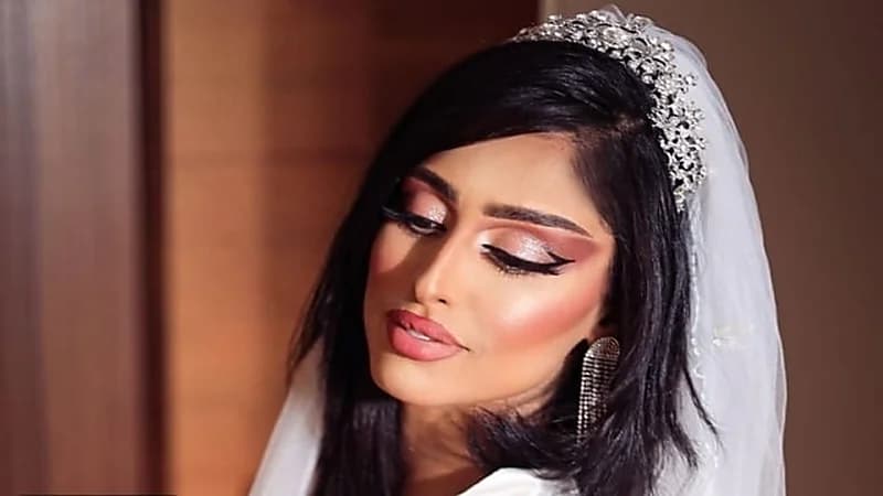 ممثلة كويتية تتعرض للطعن في رقبتها