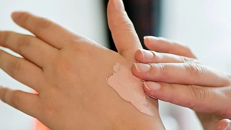 "الغذاء والدواء" توضح الأعراض الجانبية لمنتجات التجميل