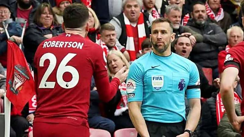 إيقاف الحكم المساعد لاعتدائه على روبرتسون في لقاء ليفربول وآرسنال