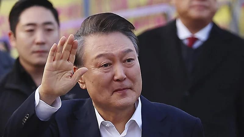 رئيس كوريا المعزول يغادر مقر الرئاسة مع زوجته و10 قطط قبل محاكمته غداً