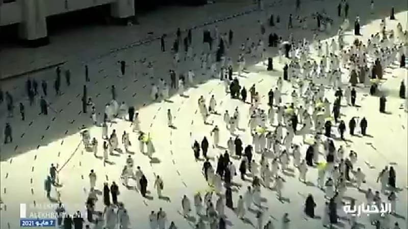 شاهد.. أداء آخر صلاة جمعة في رمضان بالمسجد الحرام وسط إجراءات احترازية