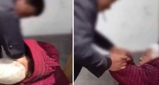 ابن عاق يضرب أمه العجوز بقسوة لعدم ترتيبها المنزل