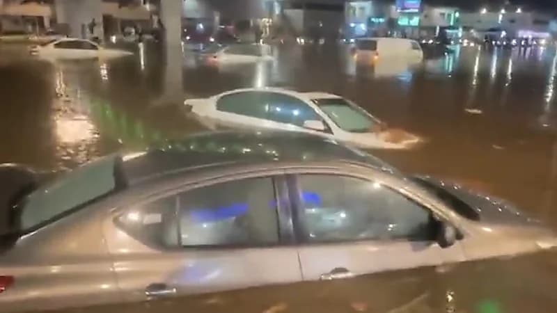 بالفيديو.. غرق بعض السيارات على طريق الملك فهد بحي البوادي في جدة