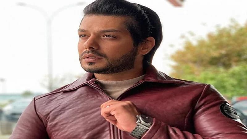 بالفيديو.. علي يوسف يؤدي أغنية بمناسبة رمضان بعد قرار اعتزاله