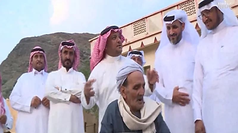 بالفيديو .. مواطنون بمحايل عسير يكرمون مُعلمهم المصري درسهم قبل 40 عاما