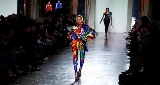 بالصور .. فيرساتشي تتألق بعروض أزياء التسعينيات لشتاء 2018