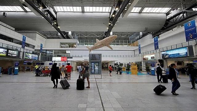 طائرتان تتجنبان اصطدامًا محتملاً بأعجوبة في مطار نيس  ..  فيديو
